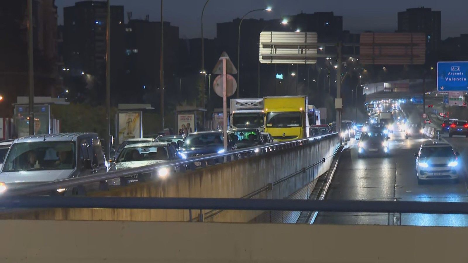 Viajeros perdidos buscando su bus en Conde de Casal, en el primer día de obras del nuevo intercambiador