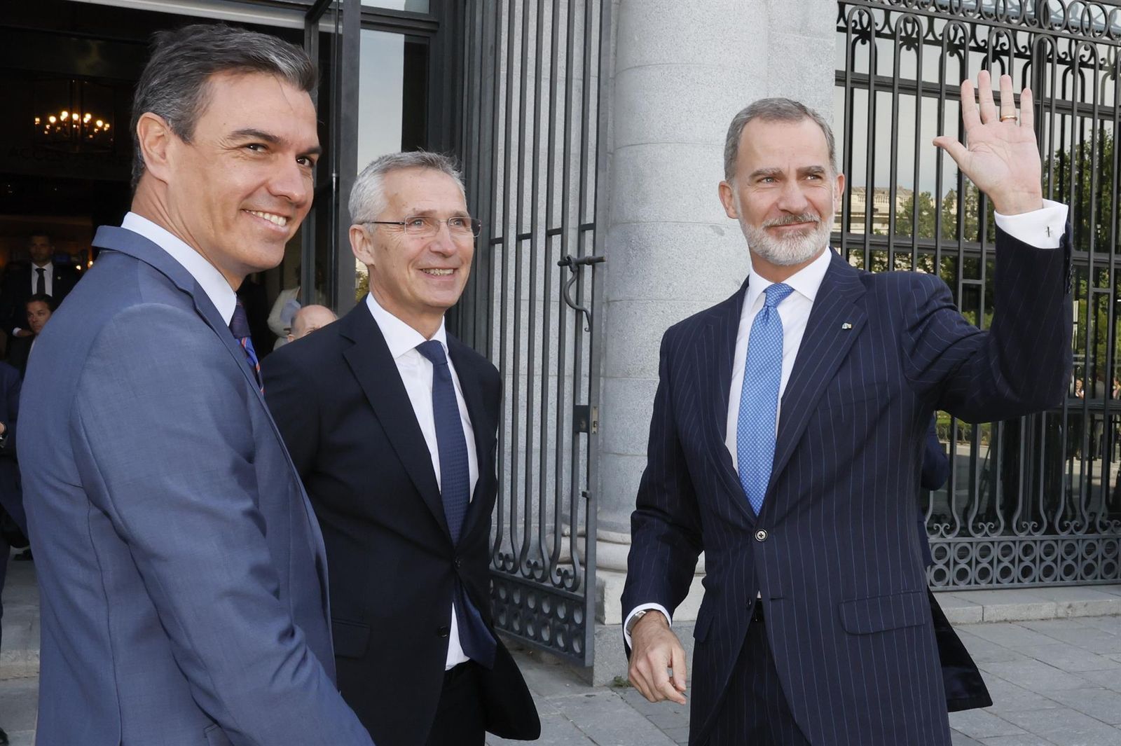 El Rey junto al secretario general de la OTAN, Jens Stoltenberg  y el presidente del Gobierno, Pedro Sánchez, en el acto por el 40 aniversario del ingreso de España en la OTAN