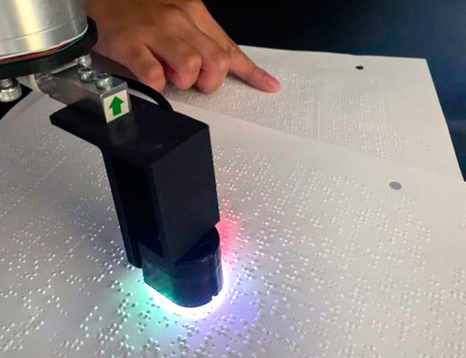 Un sensor robótico con IA lee braille a velocidades aproximadamente el doble que la de la mayoría de los lectores humanos