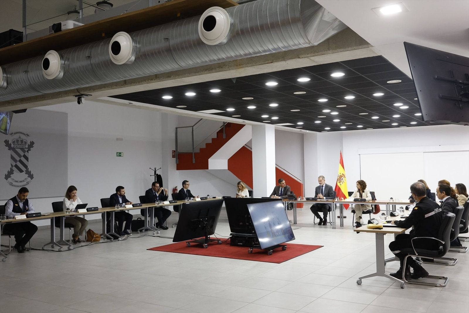 El Rey preside la reunión del comité de crisis tras los estragos de la DANA
