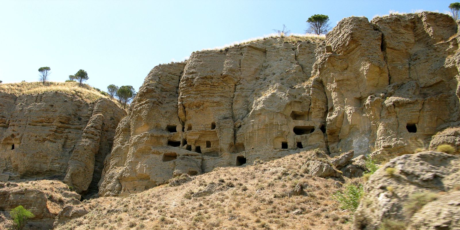 Cuevas_del_Neolítico_excavadas_en_margas_yesífera_y_rodeadas_de_esparto