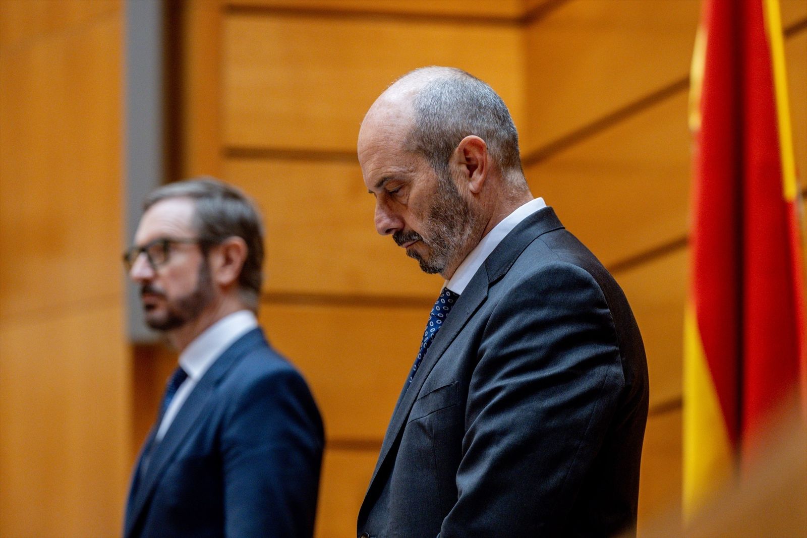 El presidente del Senado, Pedro Rollán, durante un minuto de silencio al comienzo de una sesión plenaria del Senado