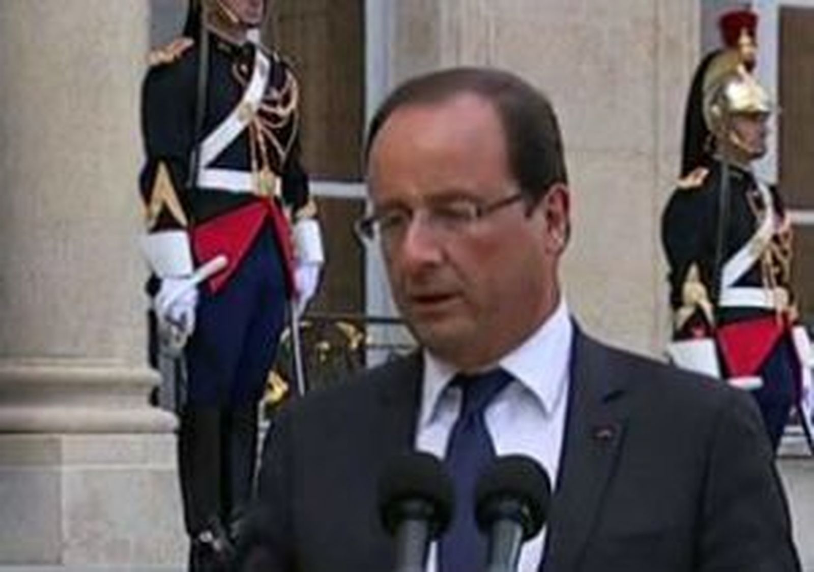 Hollande pide que deje de cuestionarse la permanencia de Grecia en el euro