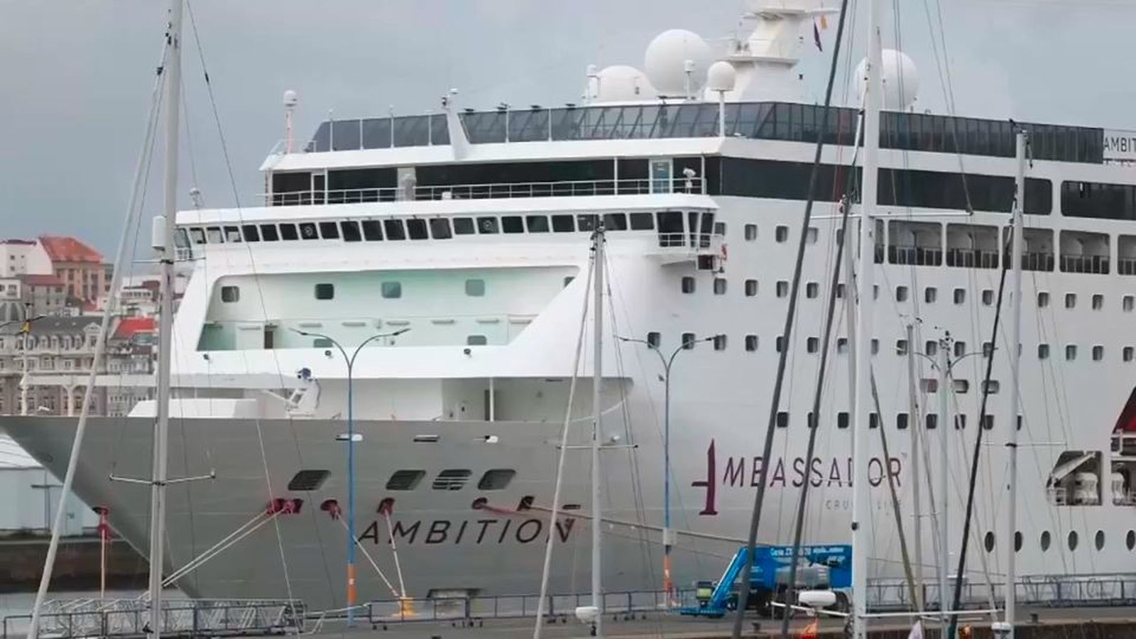 21 personas con gastroenteritis común, aisladas en el buque 'Ambition' en La Coruña