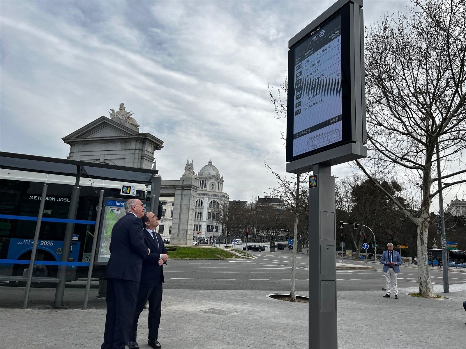La EMT instala nuevos paneles de información en las paradas de autobús para mejorar la información al usuario