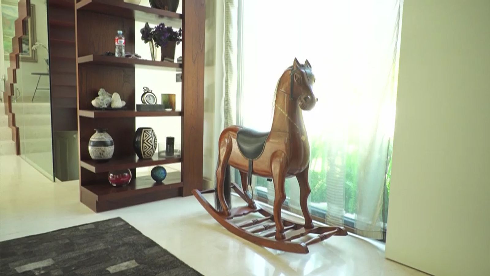 Además, combina de forma armónica el contraste entre modernidad y detalles de decoración del pasado.