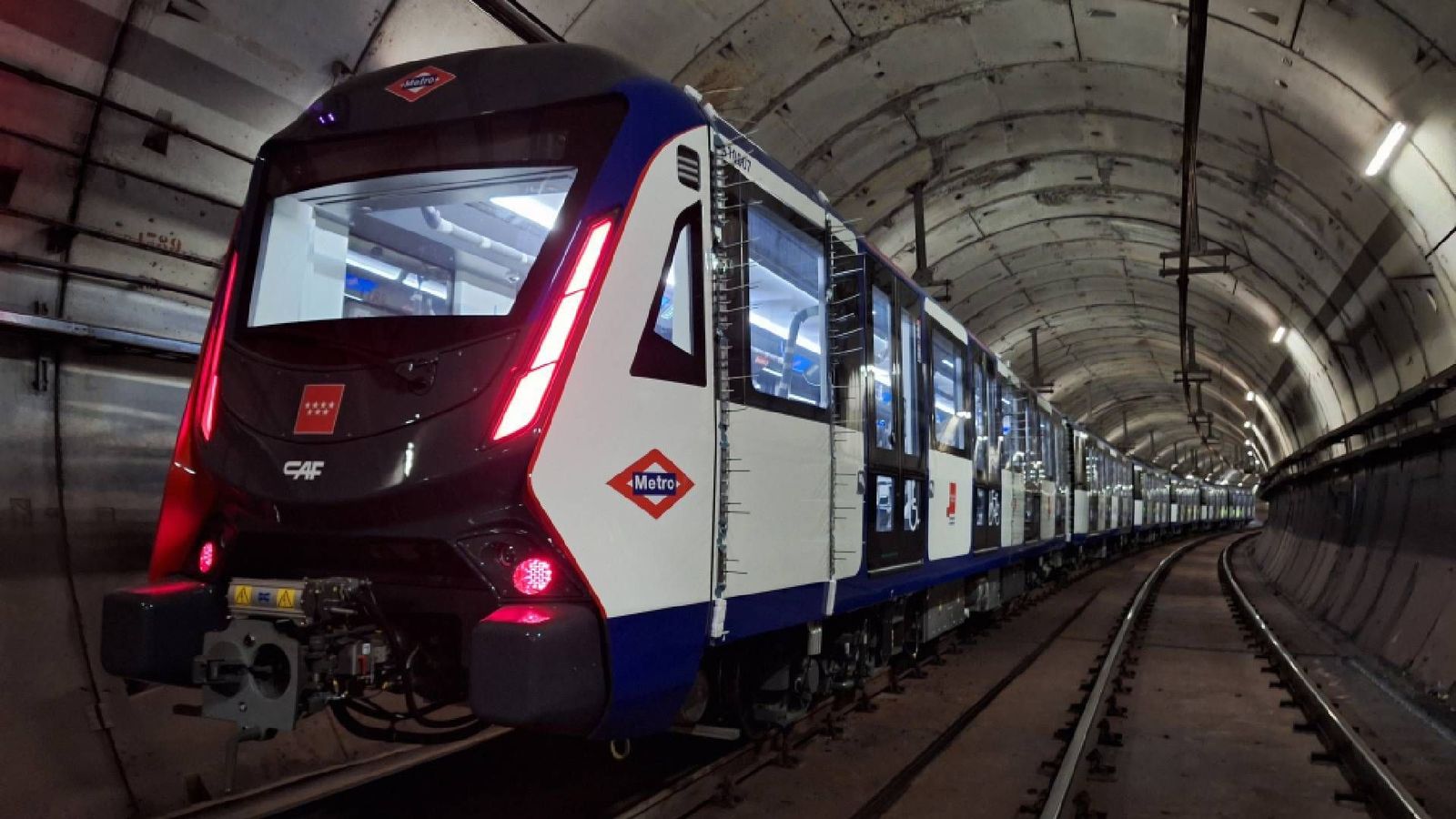 Metro de Madrid prueba de noche sus nuevos trenes automáticos: así será la primera línea sin conductor de España