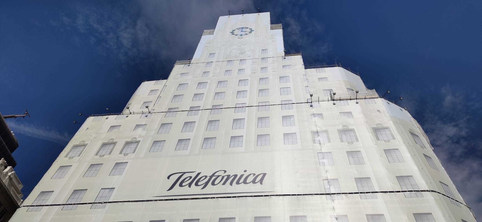 La actual imagen del edificio de Telefónica, en restauración