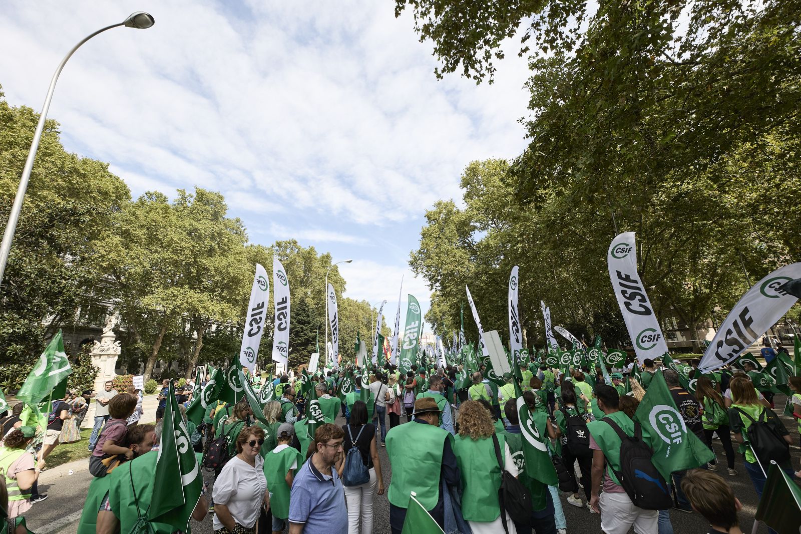 Varias personas participan, con pancartas, en una manifestación a favor de la subida salarial y los servicios públicos