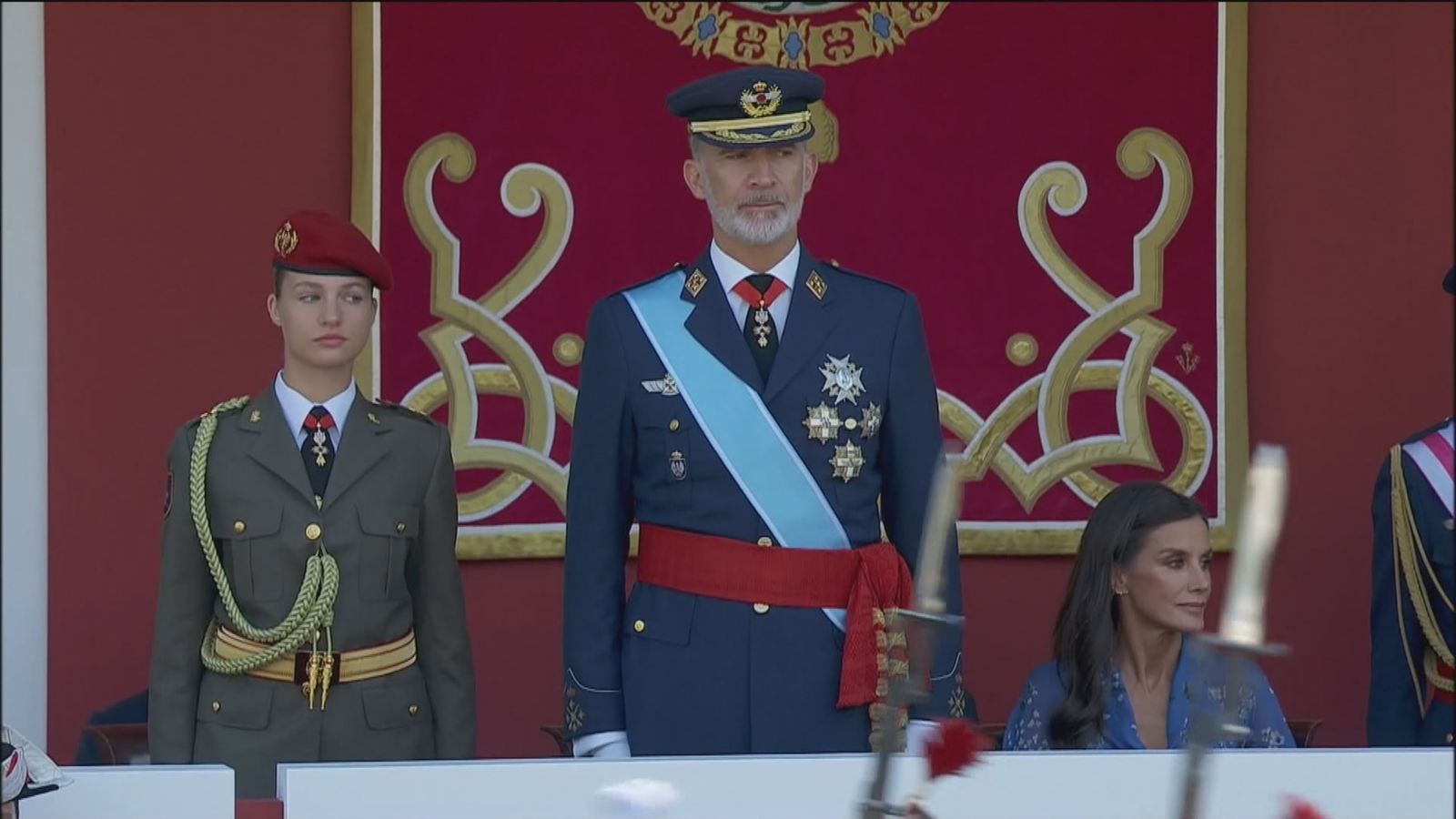 El rey y la princesa Leonor de uniforme