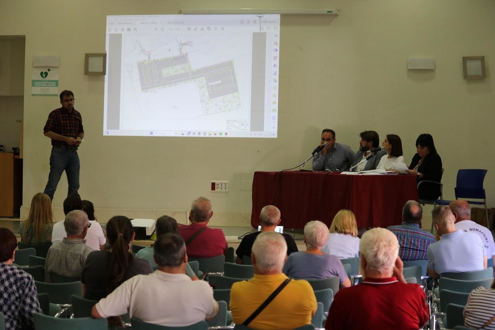 La alcaldesa de Alcalá de Henares, Judith Piquet, se ha reunido con las asociaciones vecinales del Distrito II para explicarles el proyecto del nuevo aparcamiento