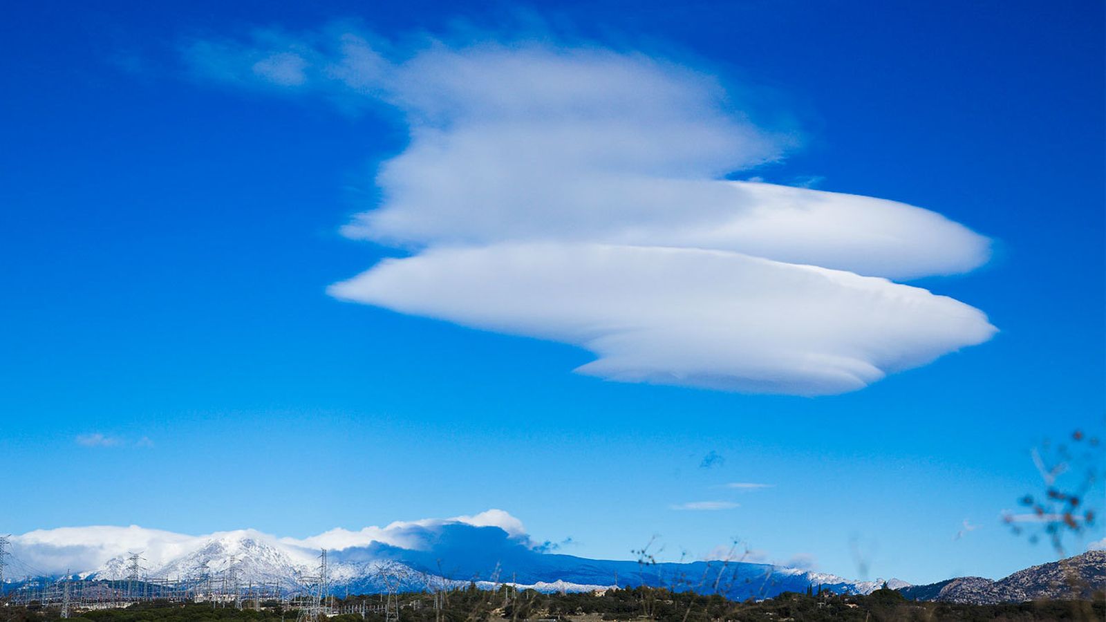 Cielo despejado con nubes lenticulares en el entorno de la Sierra de Guadarrama