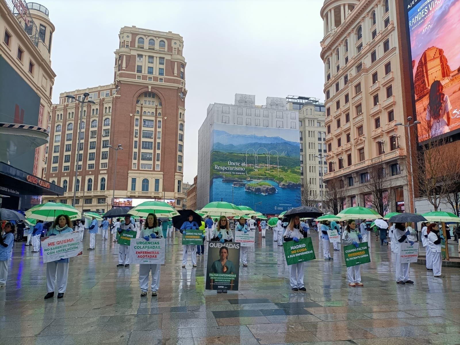 Concentración de enfermeras y otros profesionales sanitarios en la Plaza de Callao