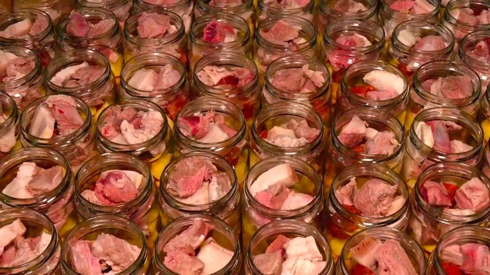 Esta es la artesanal preparación de un cocido madrileño en conserva