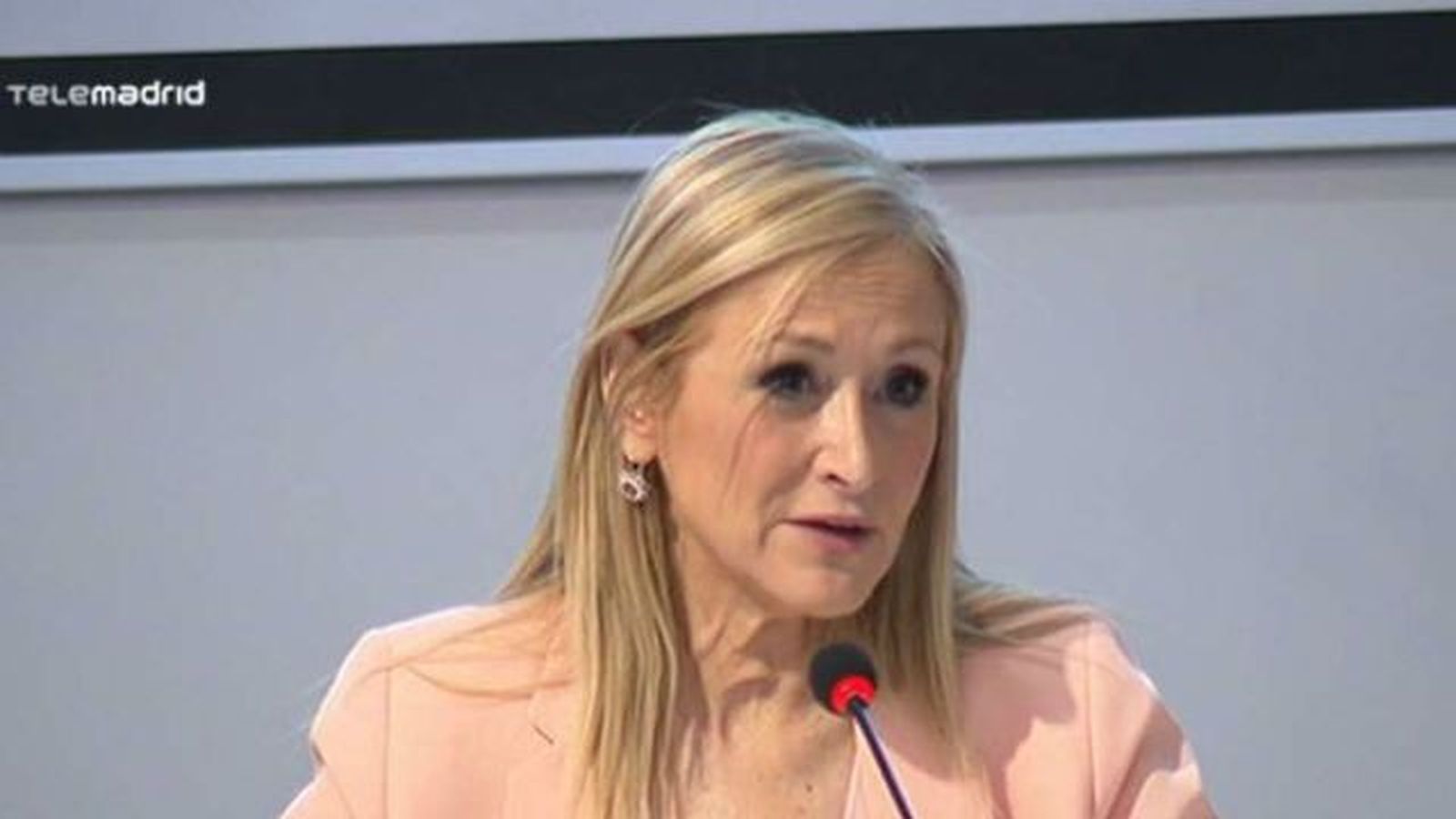 Cifuentes promete más bajadas de tasas y más becas durante la legislatura