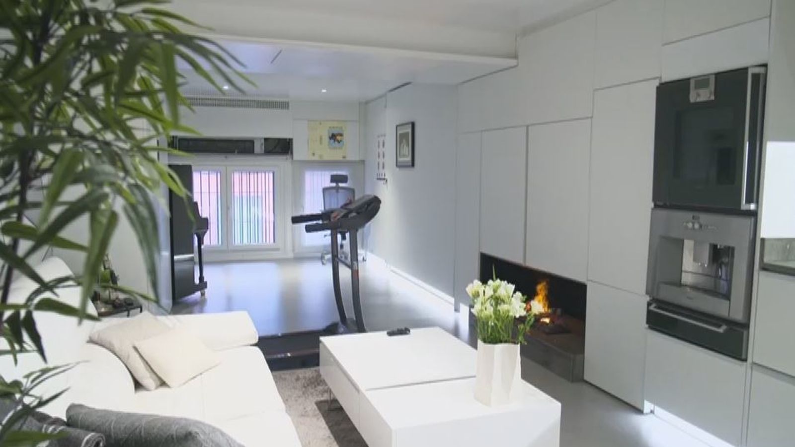 Parece una vivienda sencilla y minimalista, pero a veces, las apariencias engañan. Y esta casa situada en pleno barrio de las Letras es mucho más grande de lo que parece.