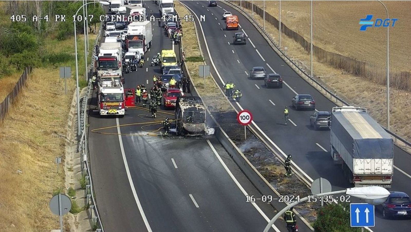Equipos de emergencia en la A-4