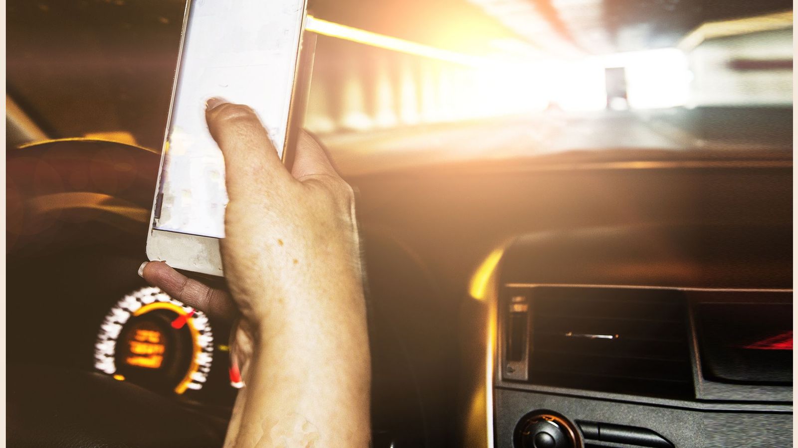 El 17% de los conductores reconoce que escribe en el móvil mientras conduce