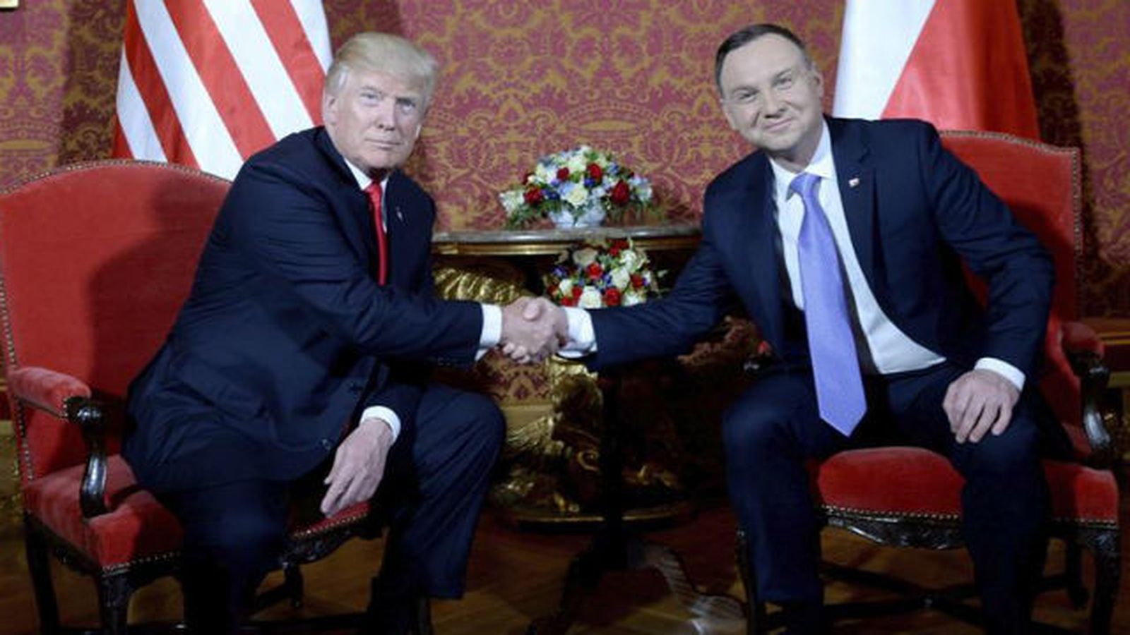 El presidente polaco, Andrzej Duda estrecha la mano del presidente de Estados Unidos, Donald J. Trump