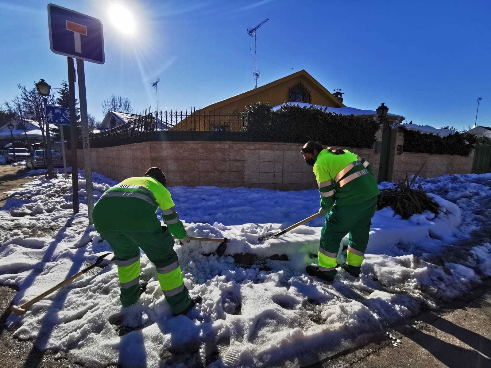 Operarios de Arroyomolinos trabajando en las calles