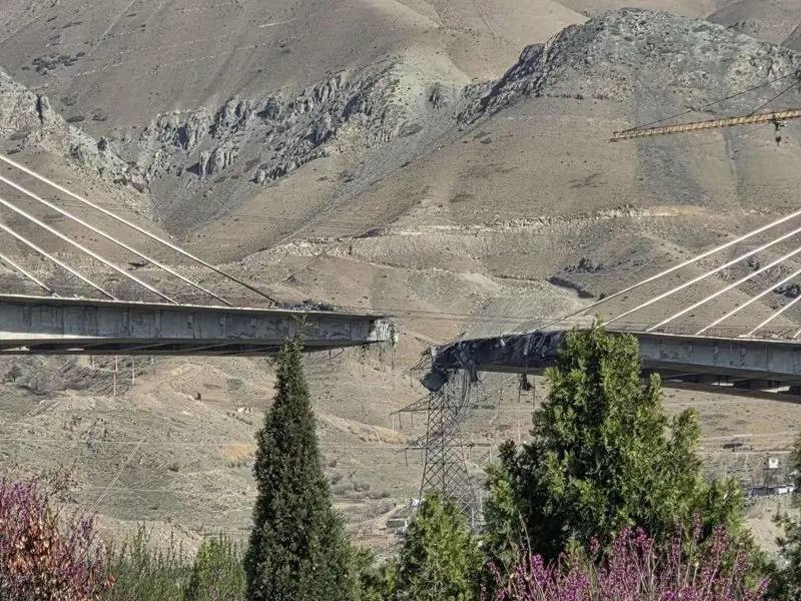 El puente B1 en Karaj (Irán) tras ser atacado por EE.UU