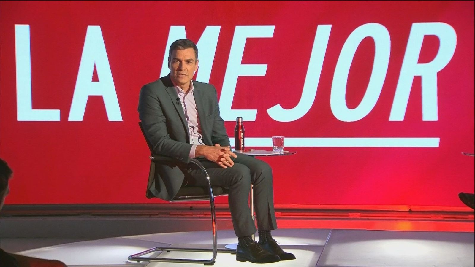 Sánchez dice no tener prisa para los contactos aunque Otegi dice que ya se han iniciado