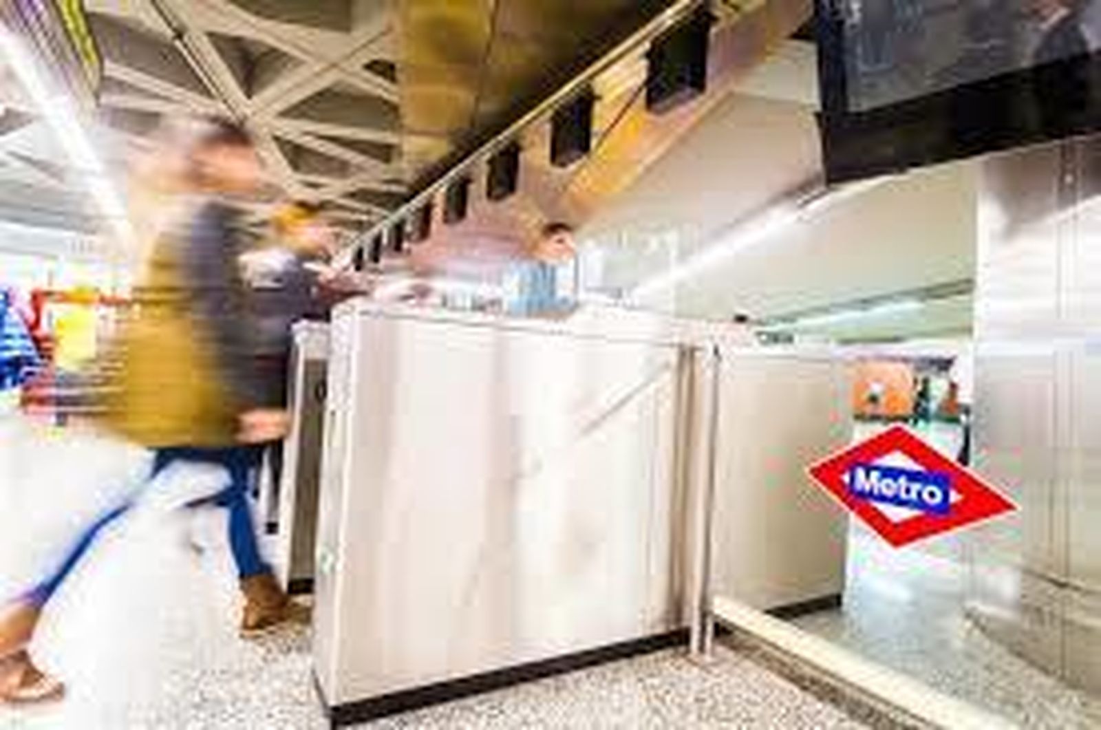La estación de Metro de El Capricho estrena el sistema de tornos abiertos