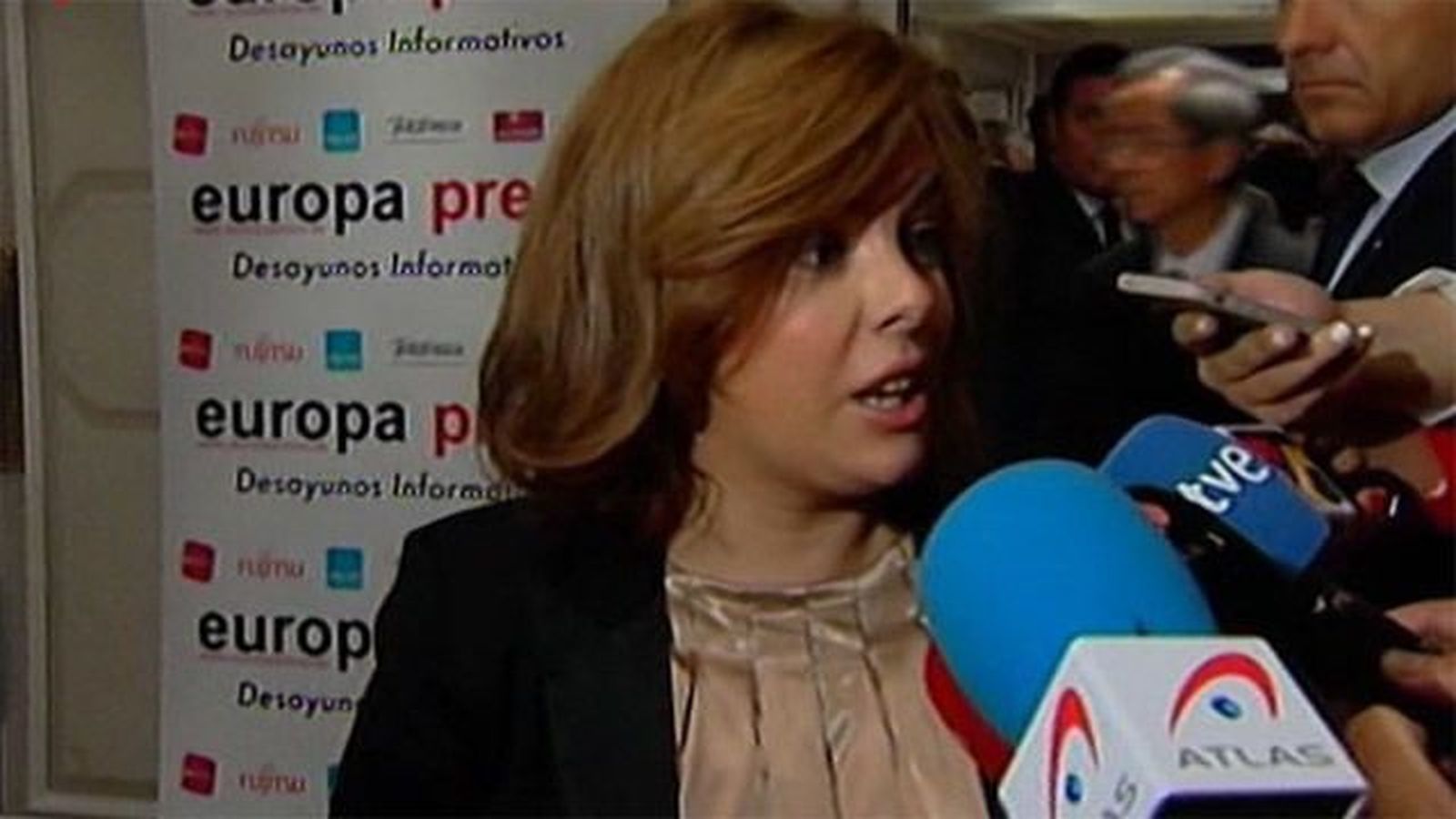 Santamaría insta al PSOE a explicar su postura sobre la elección  de alcaldes