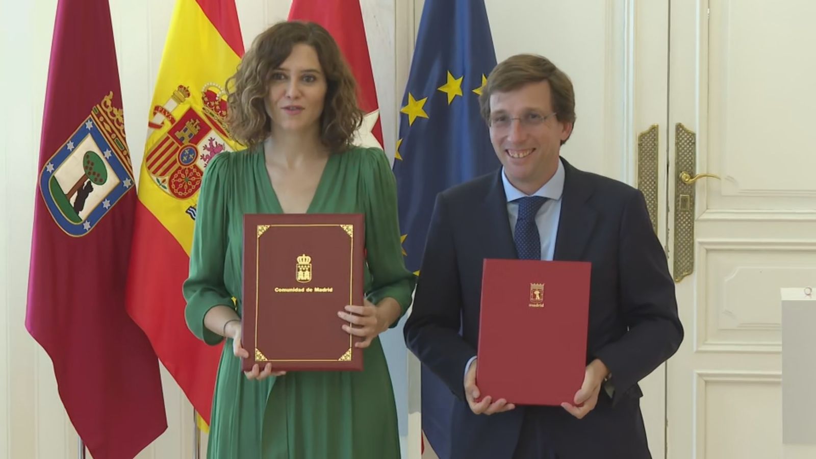 Ayuso y Almeida firman un convenio para mejorar los servicios sociales