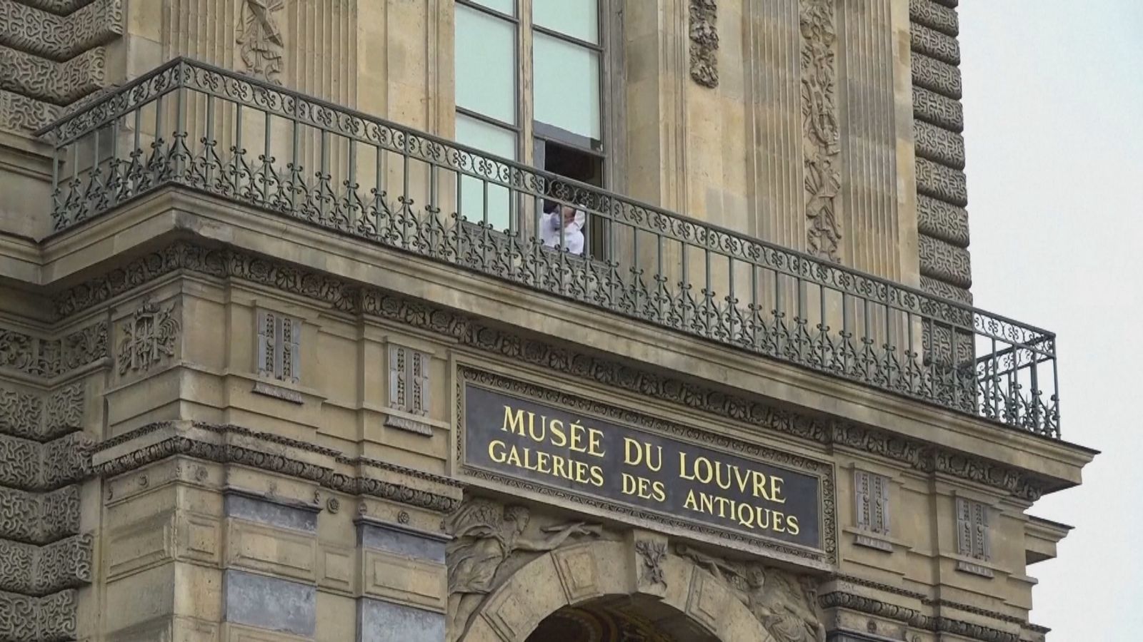 Fachada del Museo del Louvre por la que entraron los ladrones de joyas