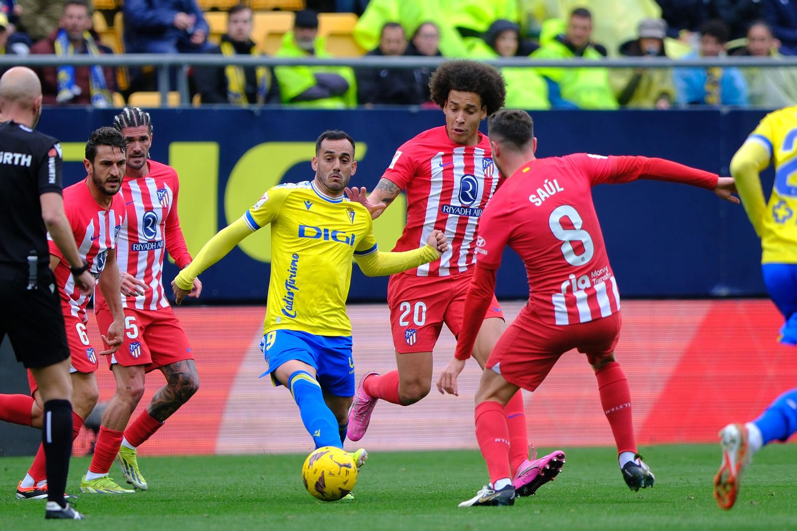 El jugador del Cádiz, Juanmi, rodeado de futbolistas del Atlético