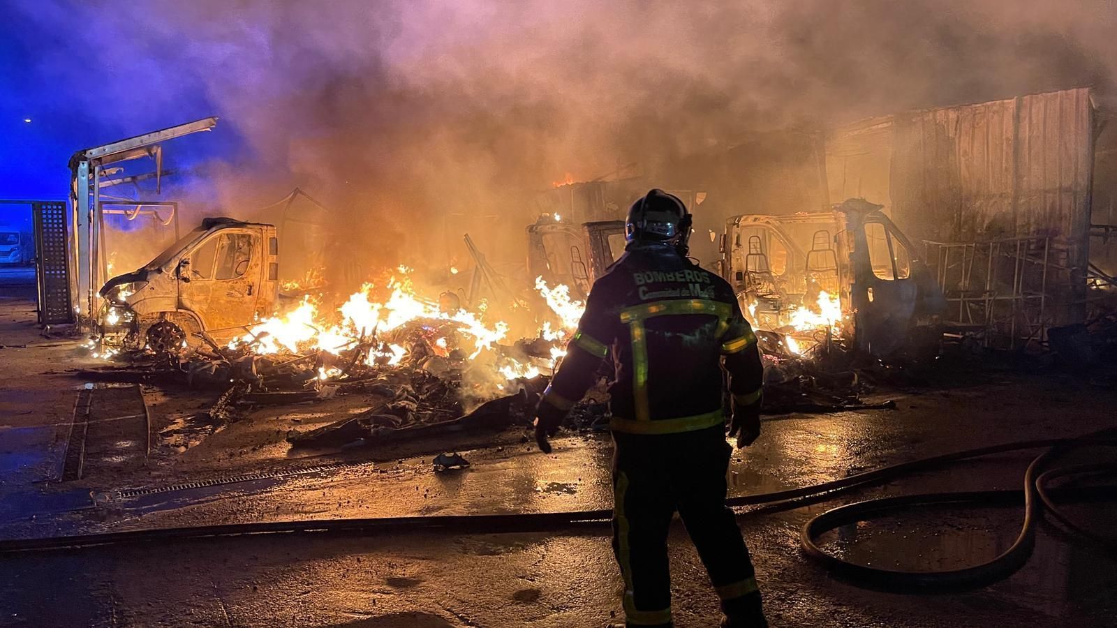 Controlado el incendio que ha arrasado una empresa de caravanas en Alcalá