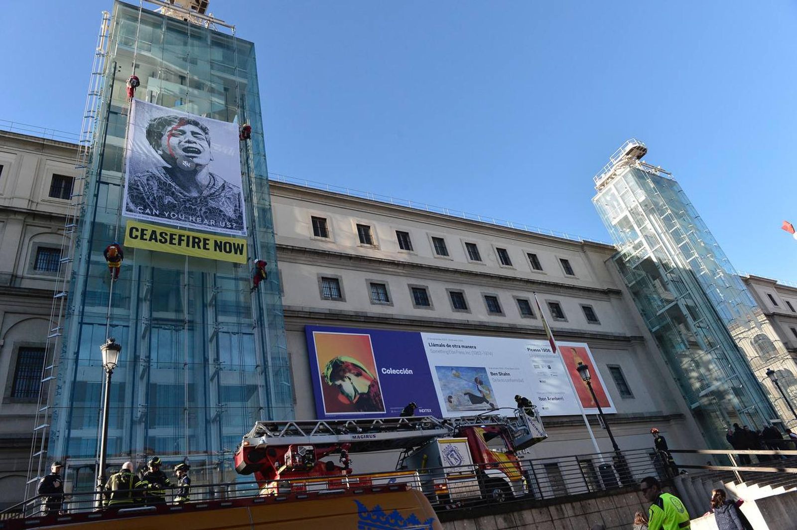 Lona desplegada por Greenpeace en el Museo Reina Sofía para pedir el alto en fuego en la guerra de Gaza
