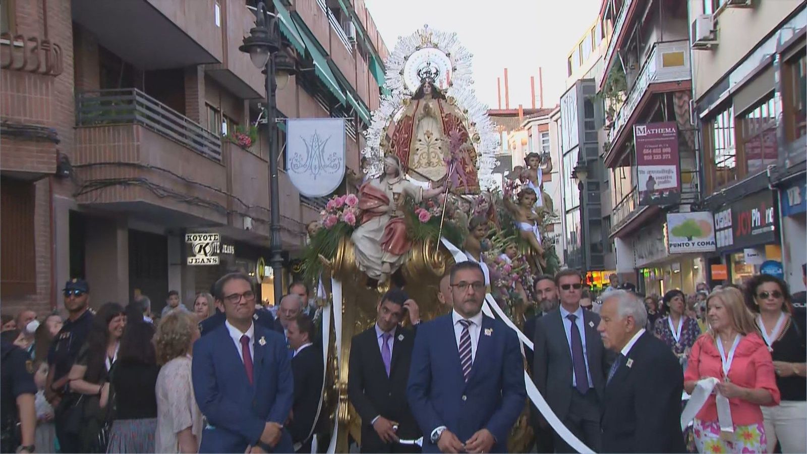 Cerca de 50.000 personas asisten a la bajada de la Virgen de Los Ángeles en Getafe