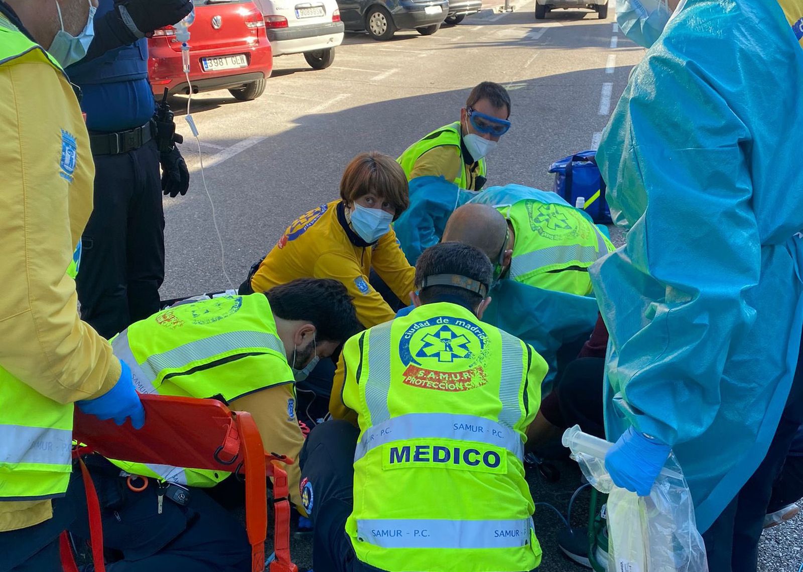 Emergencias y los sanitarios del SAMUR atienden al motorista herido tras el accidente