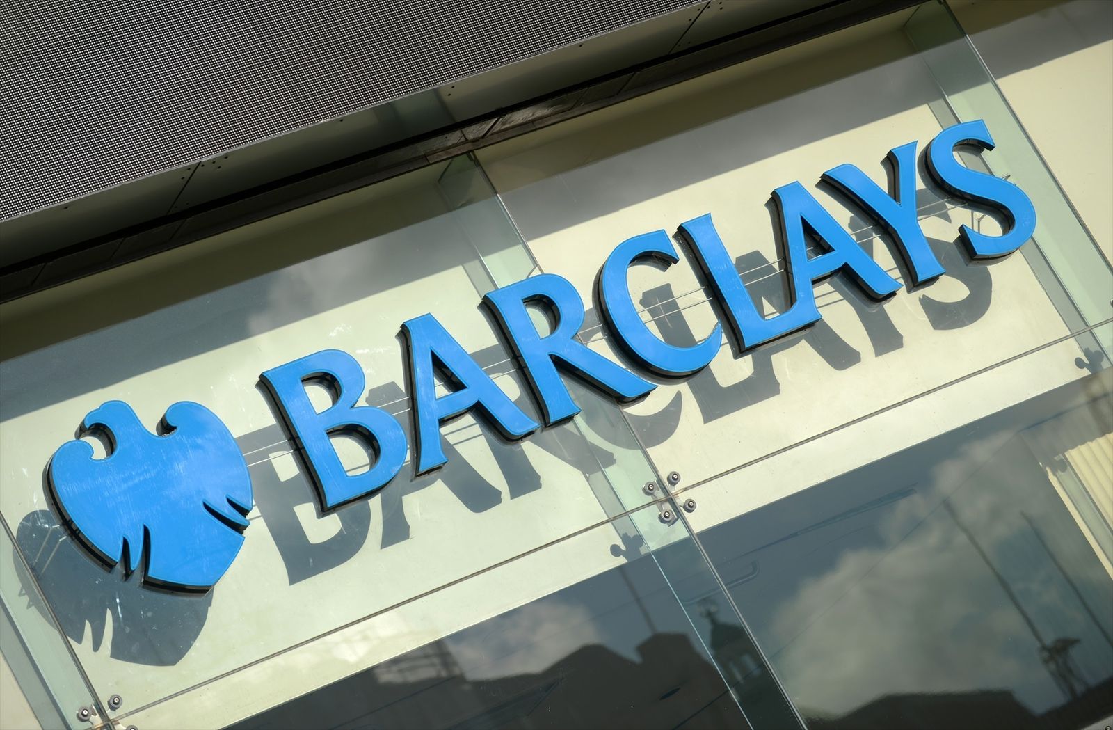 Rotulo de Barclays Bank en una oficina londinense