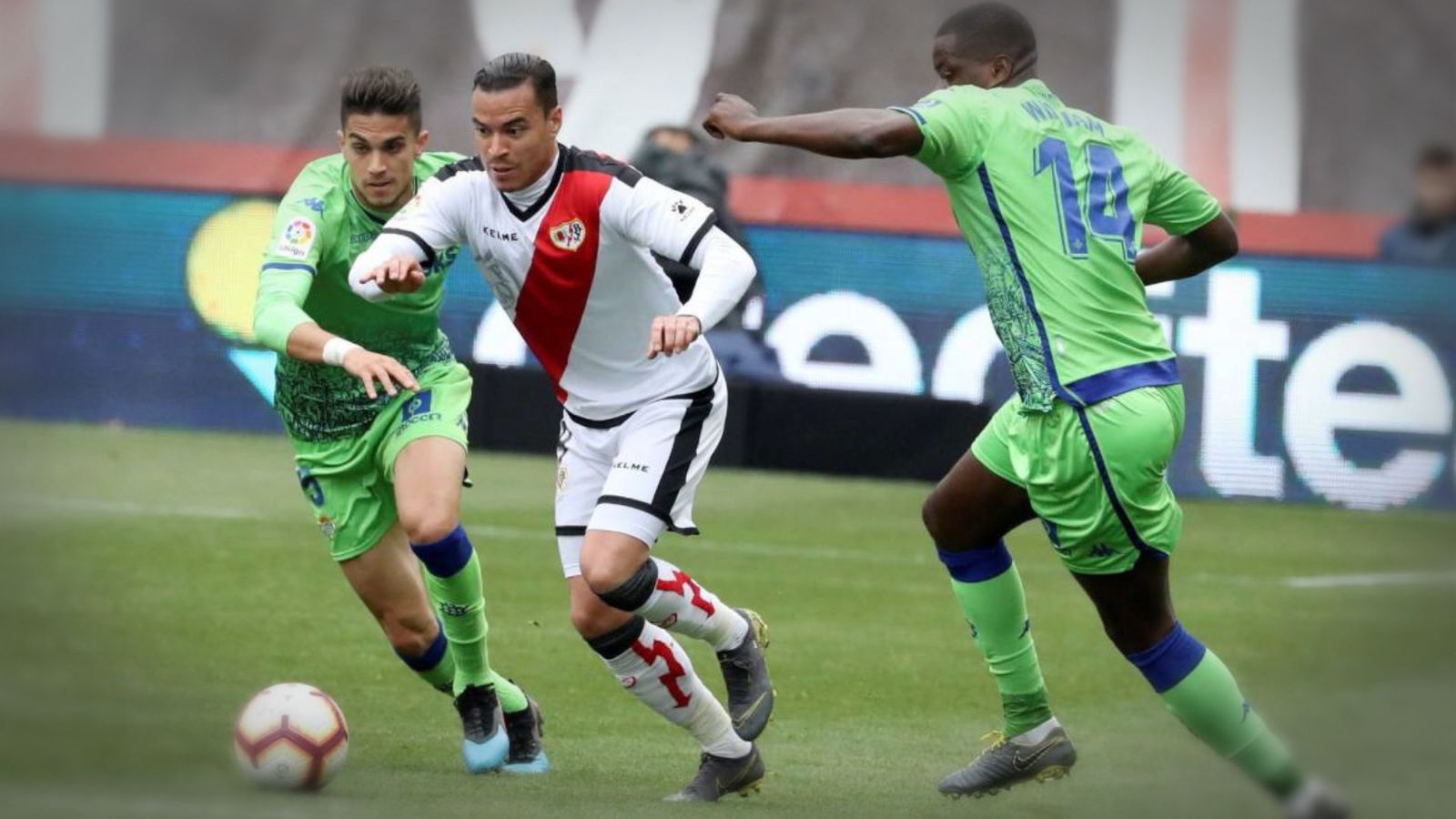 Raúl de Tomás ante el Betis