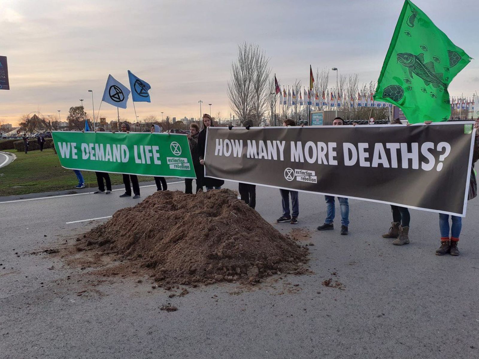 Activistas vuelcan un camión de estiércol ante Ifema: "Estamos en la mierda"