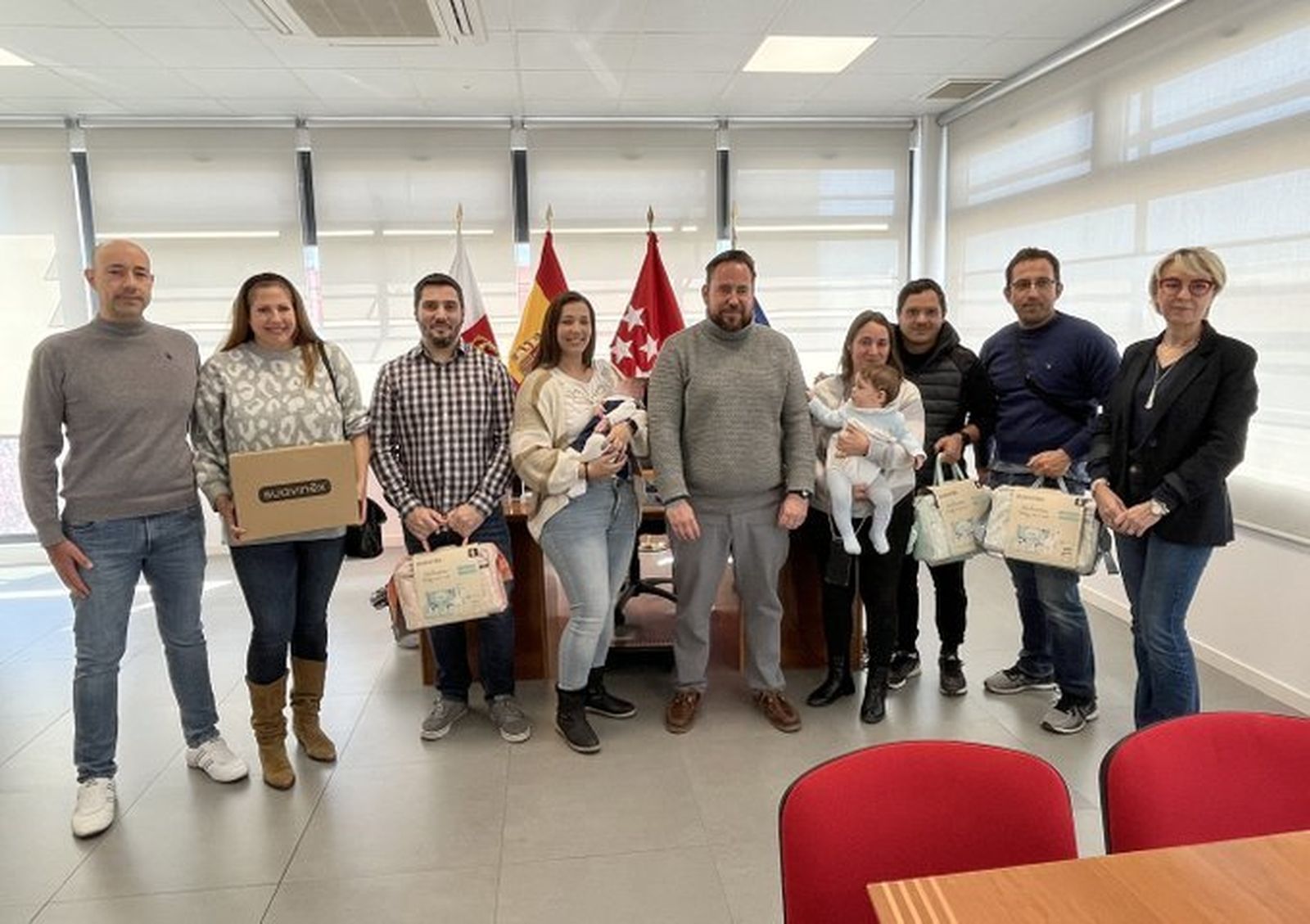 Entrega de cestas a los recién nacidos de Paracuellos de Jarama