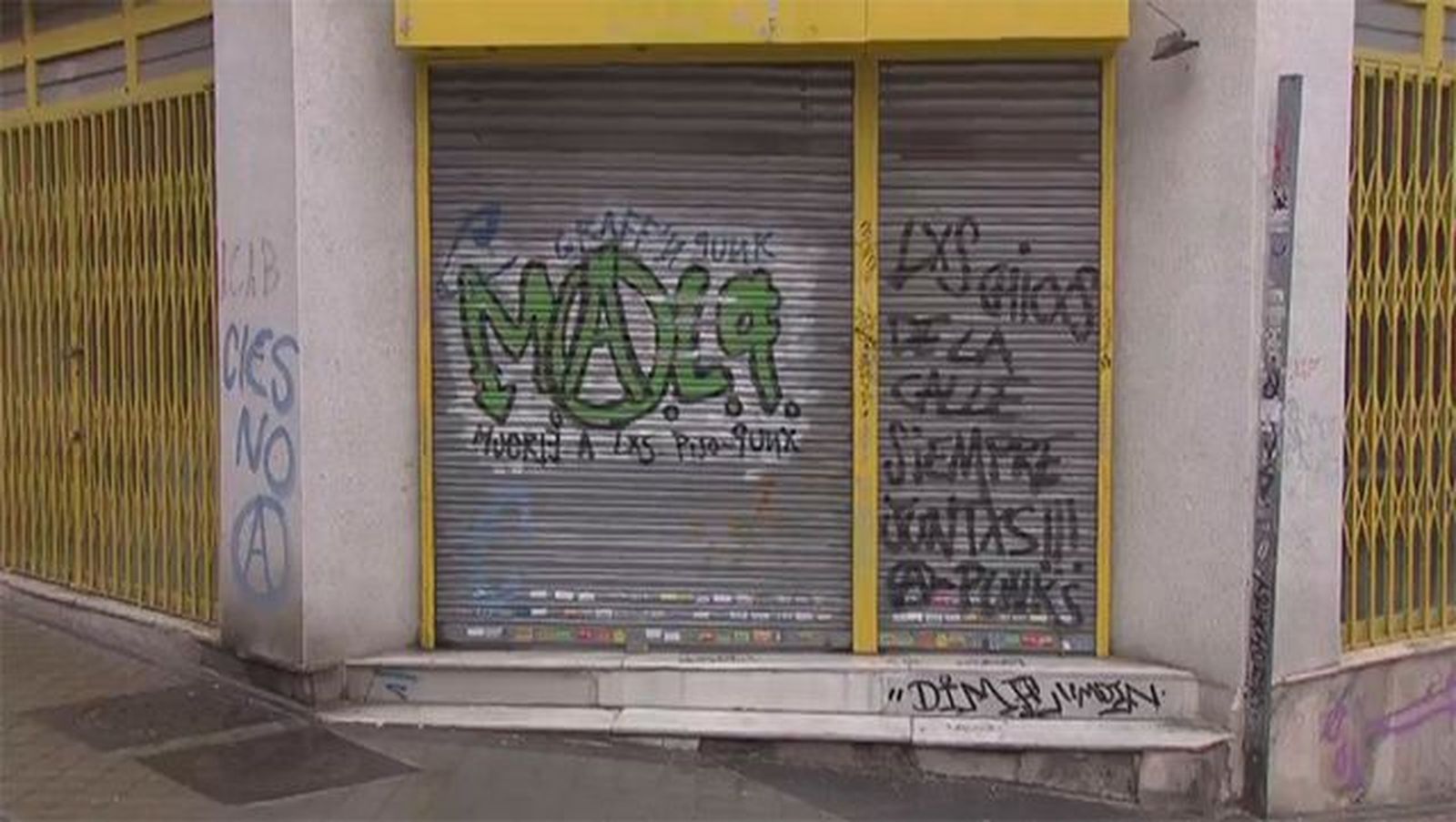 Los vecinos denuncian que las fachadas de Tetuán se han llenado de grafitti