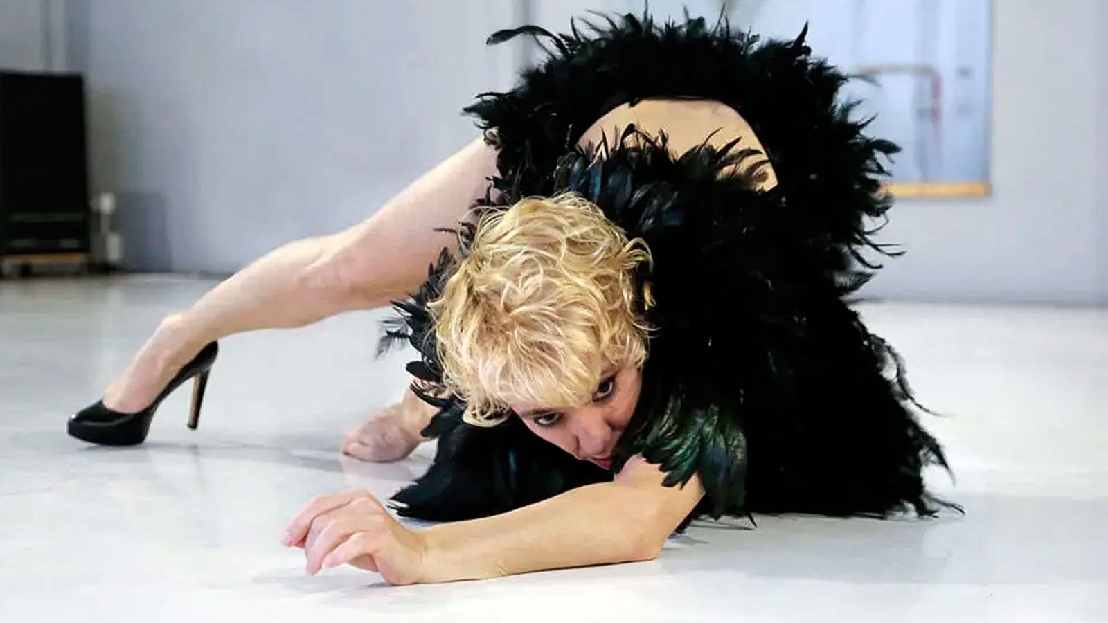Sol Picó y su cabaret futurista, 'malditas plumas', en los Teatros del Canal