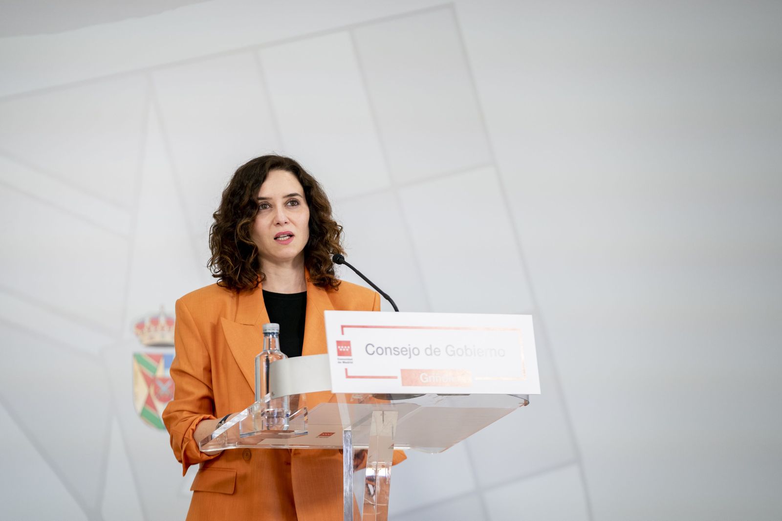 Ayuso da la enhorabuena a Vox por permitir que Sánchez "salga a hombros" del Congreso de los Diputados