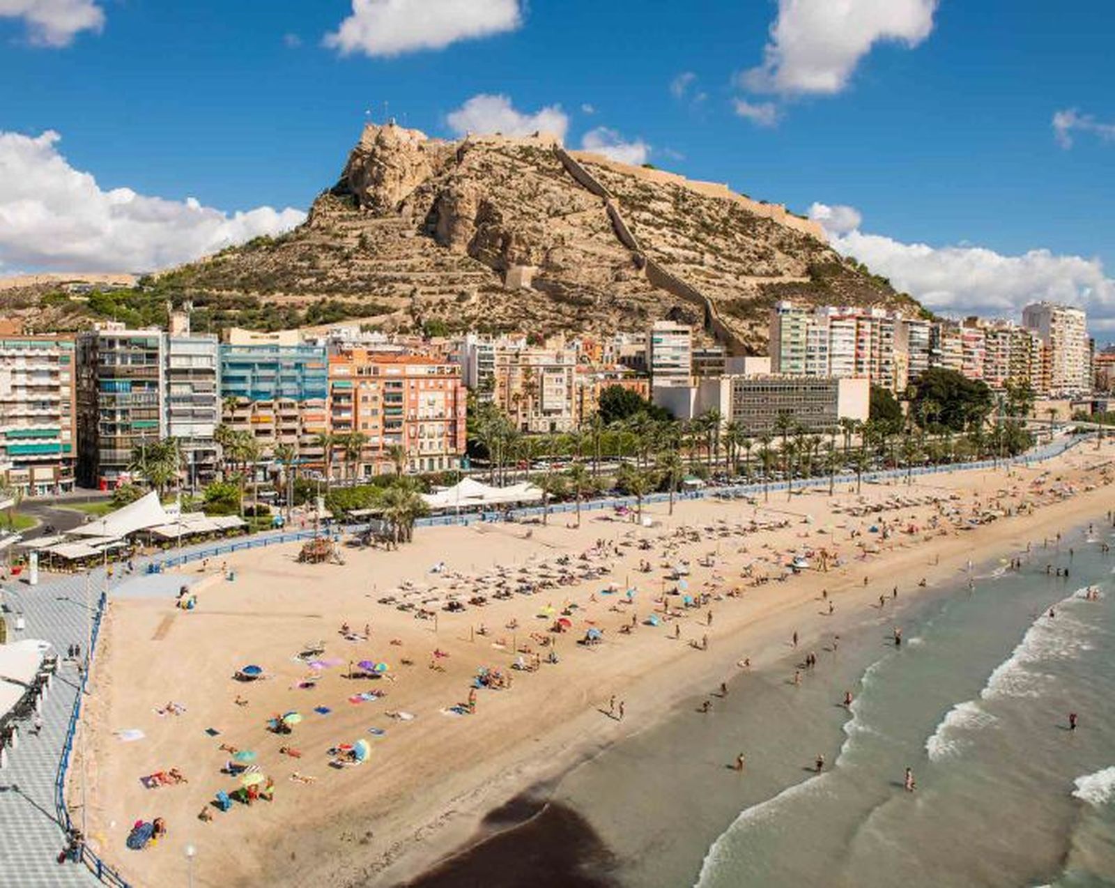 Castillo de Santa Bárbara y playa del 'Postiguet'