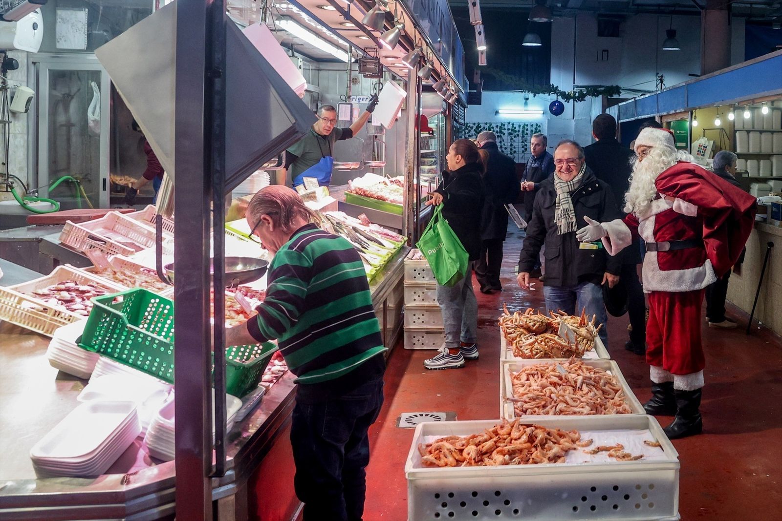 La cesta de la compra navideña sube un 5,2% con la piña y cordero en máximos, según la OCU