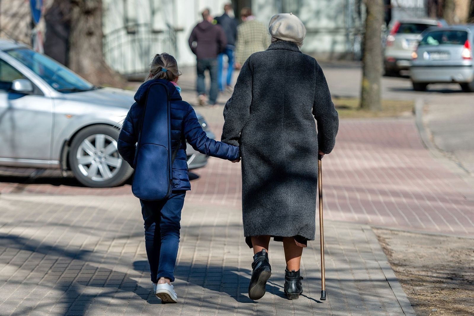 Una mujer pasea con su nieta