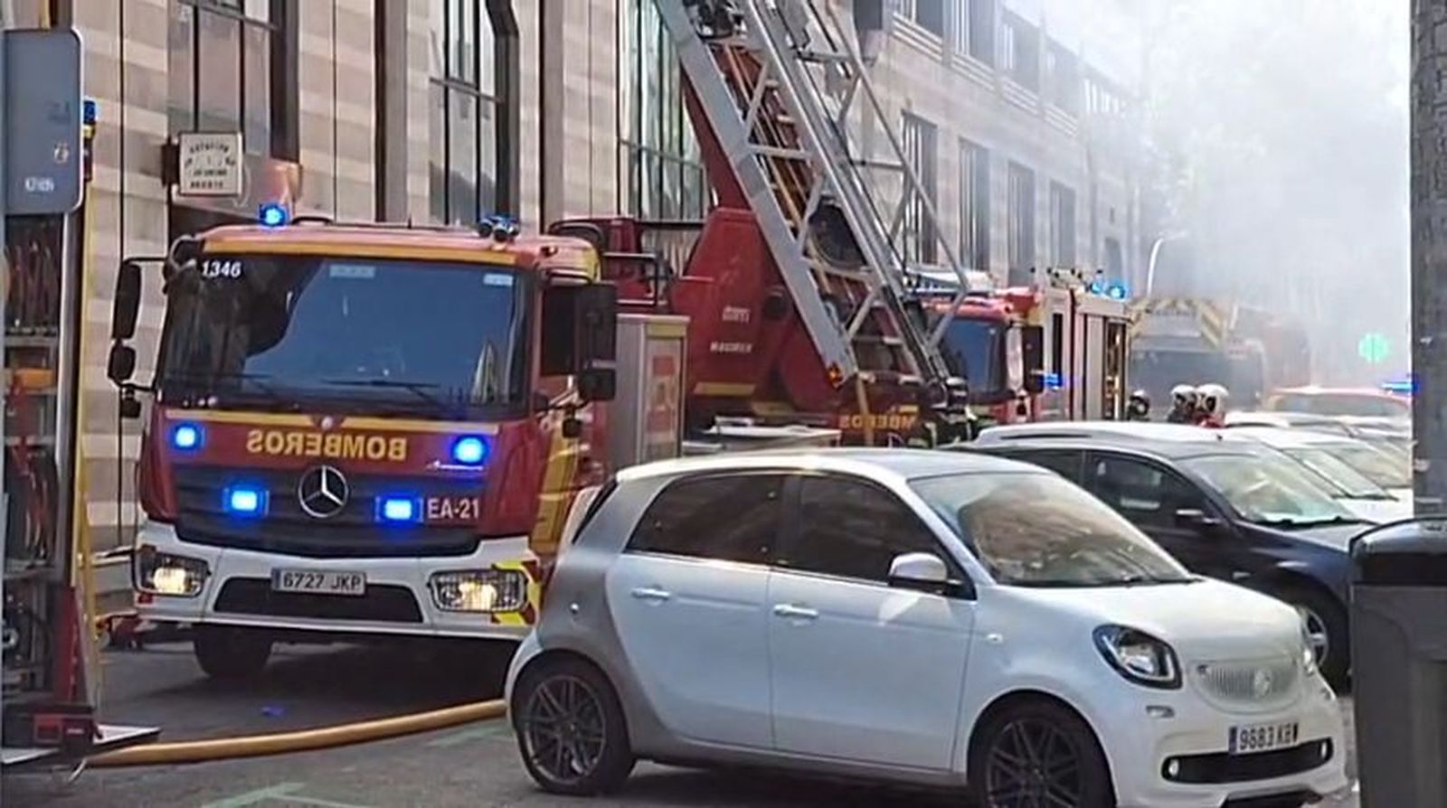 Bomberos trabajan en la extinción de un incendio declarado en un edificio en Ciudad Lineal