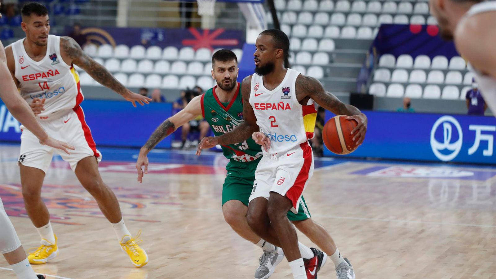 Lorenzo Brown entra a canasta ante la oposición búlgara y ante la presencia de Willy Hernángomez