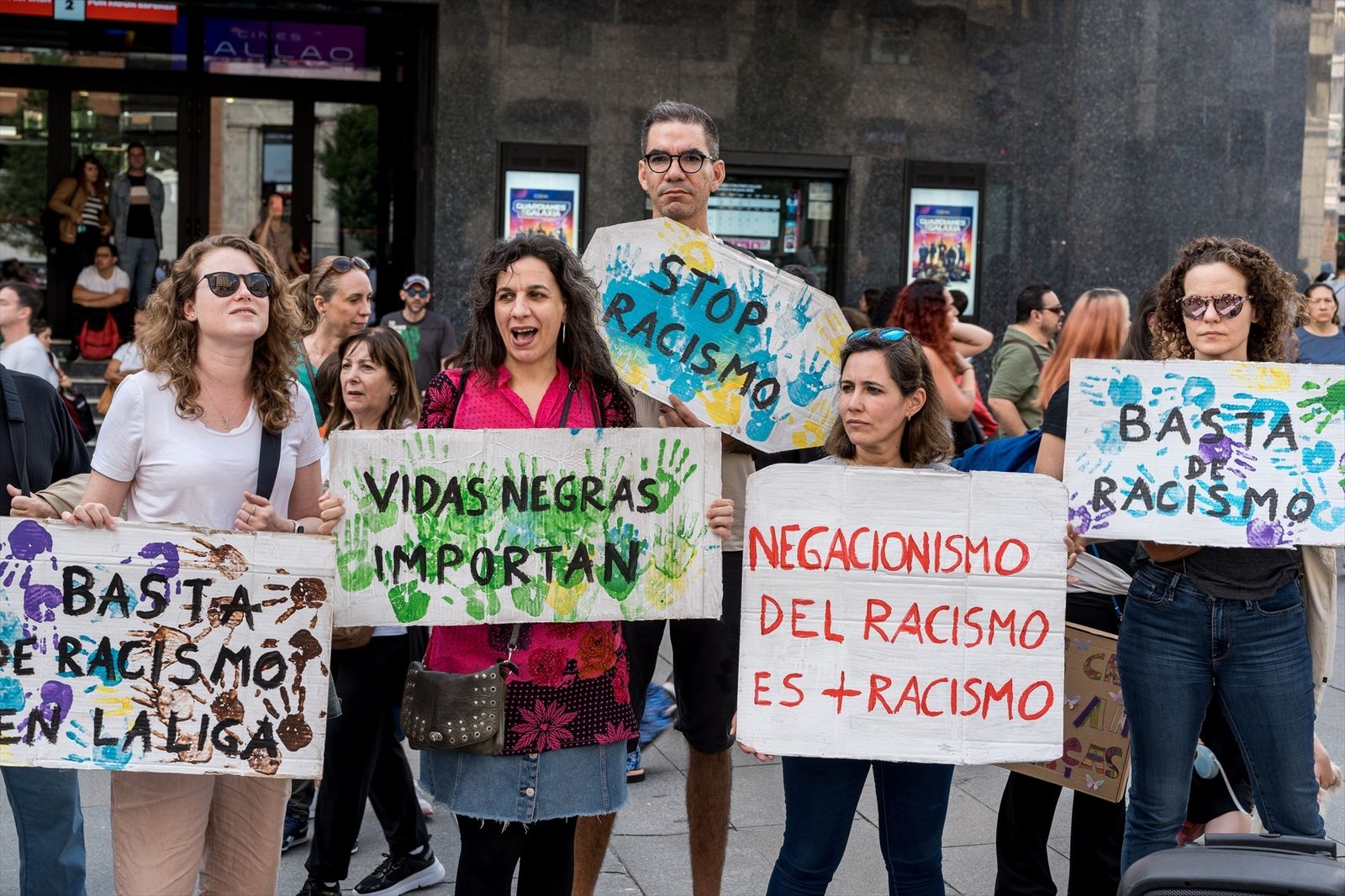 Varias personas se concentran para apoyar al futbolista brasileño Vinicius Jr, en la Plaza del Callao