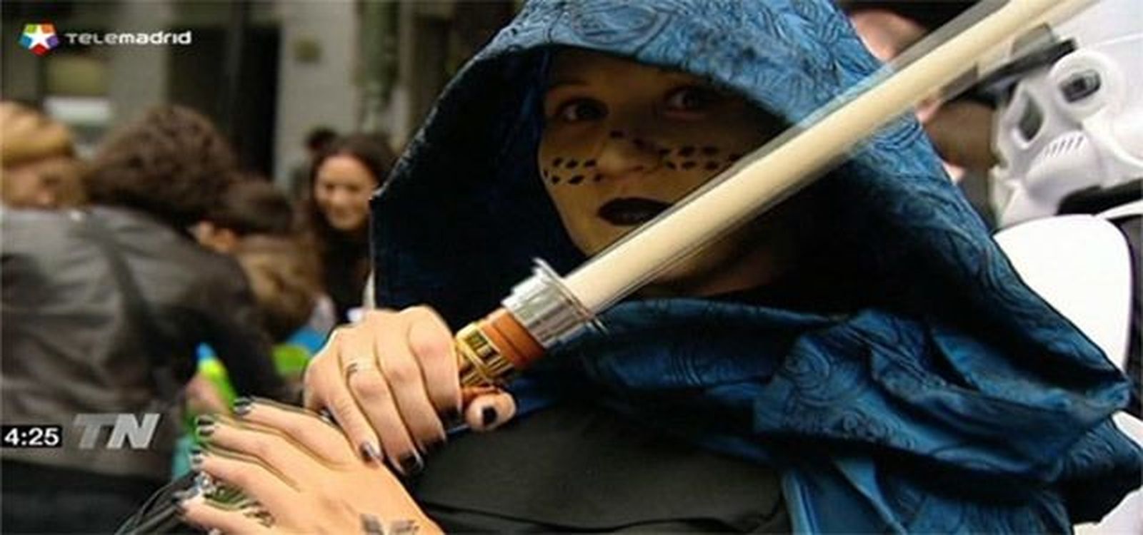 Cientos de niños forman el ejército jedi  español en la calle Fuencarral de Madrid