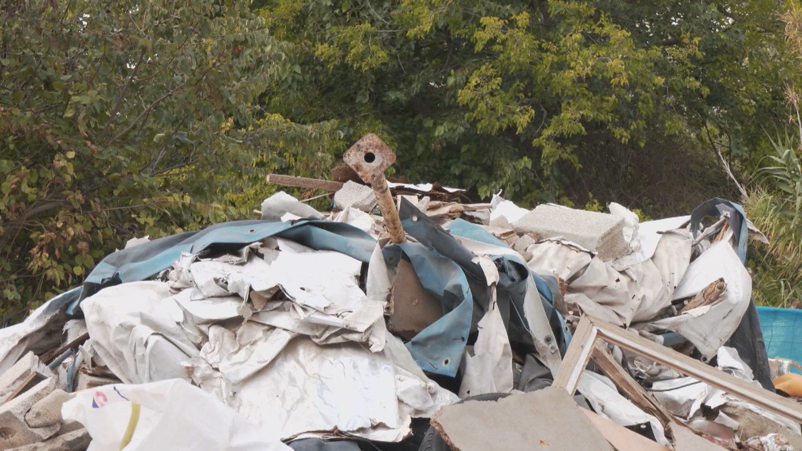 Atrapados en el barro y el abandono: la lucha diaria del poblado de Las Sabinas